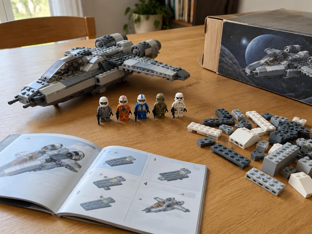 LEGO Star Wars Raumschiff mit Figuren, Bauanleitung und Karton auf einem Holztisch